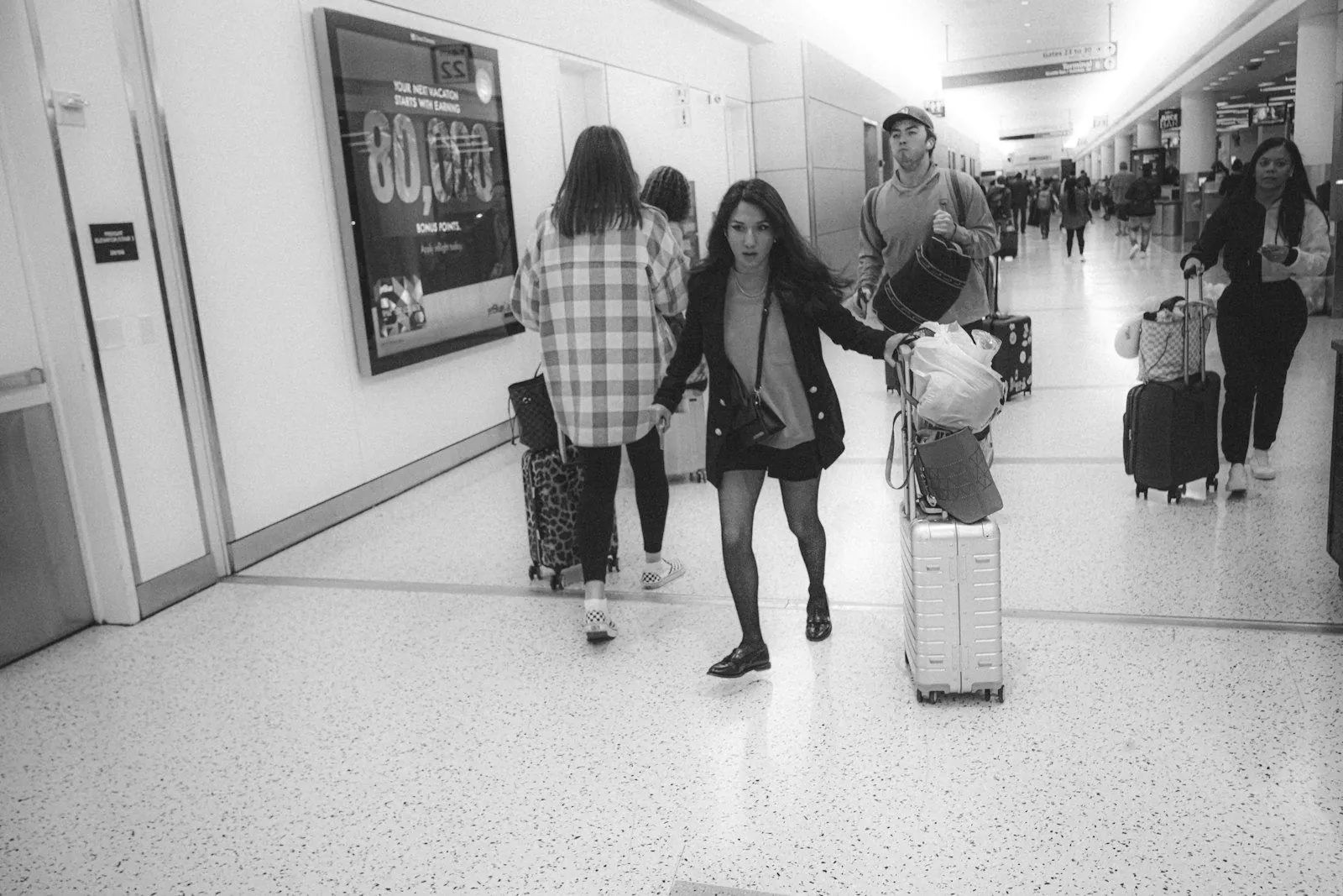 Viajeros con maletas en una terminal de aeropuerto