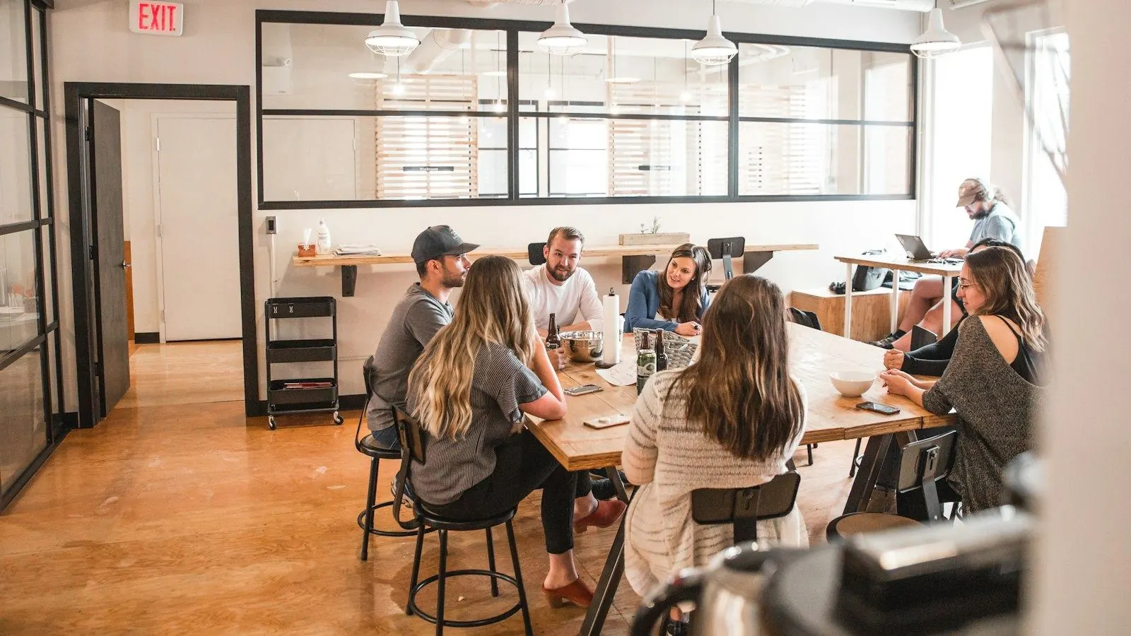 Relocation para empresas: equipo trabajando en una oficina en España