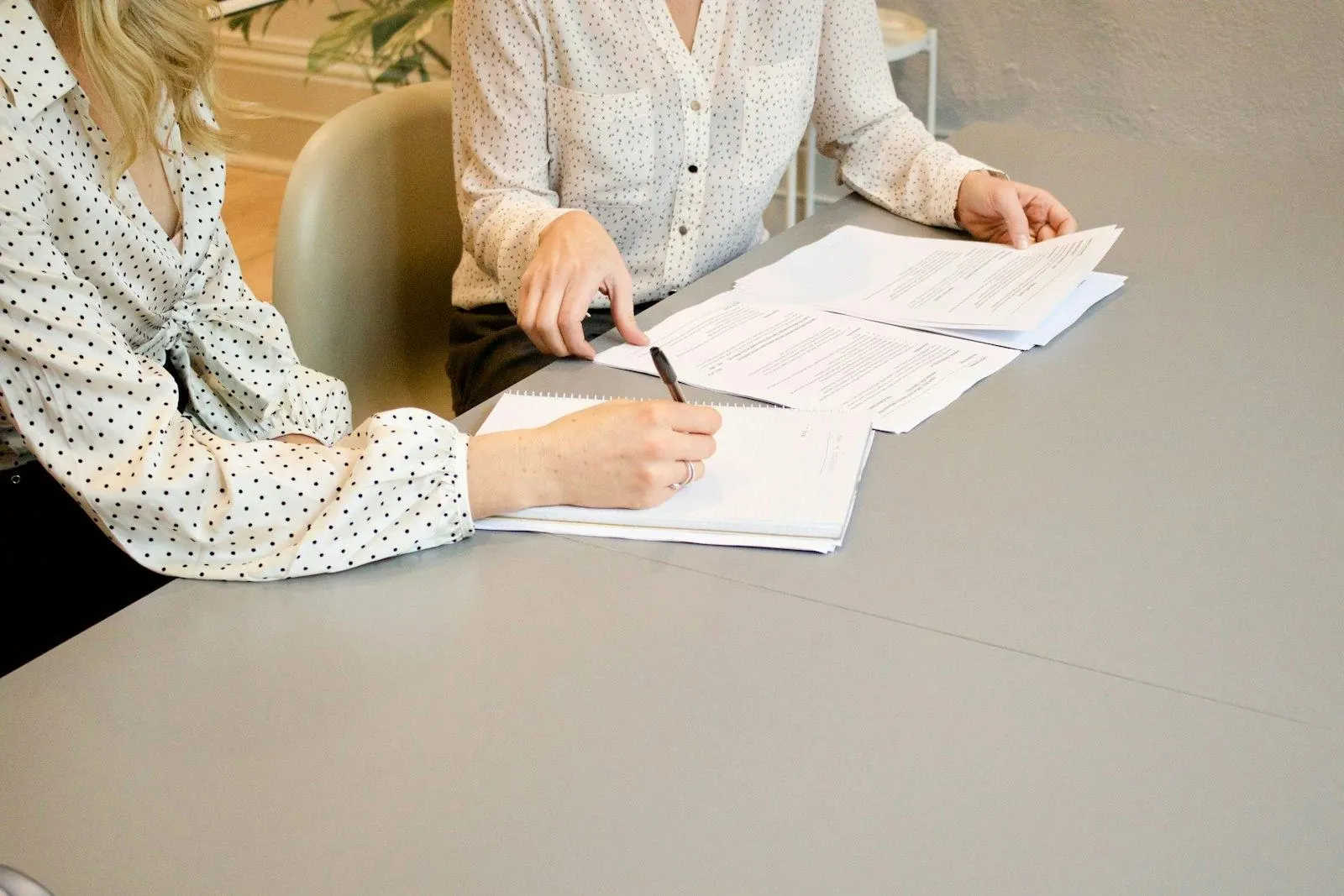 Signing a rental contract